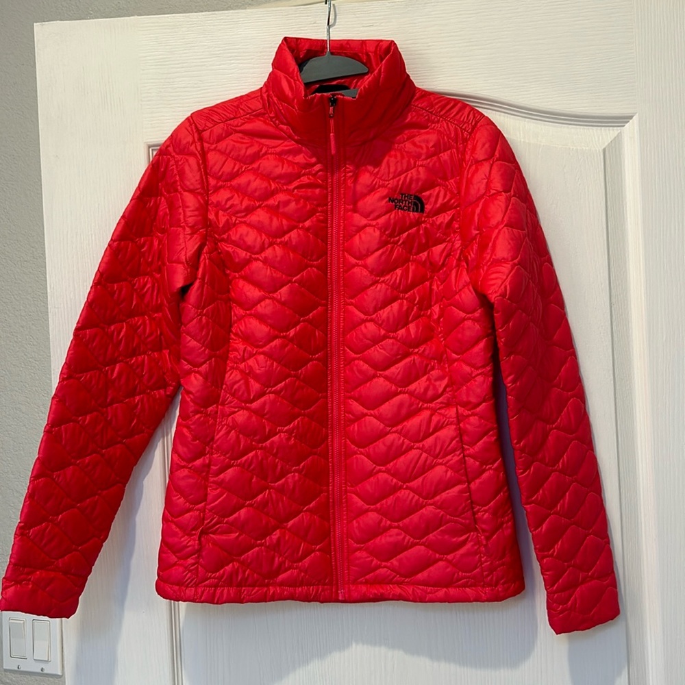 Women’s slim fit north face puffer jacket light weight